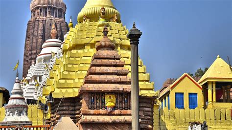 crack spotted  aruna stambha facing puri jagannath temple