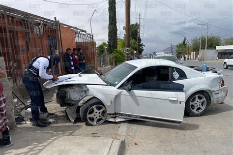 Conductor De Mustang Se Impacta Contra Vivienda