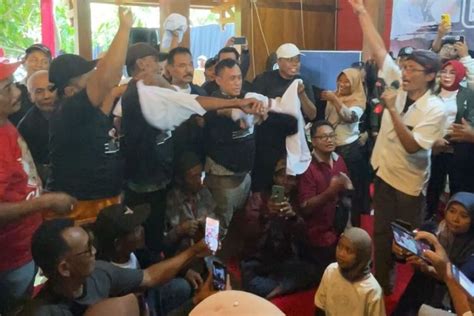 Lepas Kaus Prabowo Gibran Petani Grobogan Nyatakan Dukung Ganjar