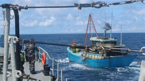 Foto Tni Tangkap Kapal Pencuri Ikan Vietnam Di Perairan Natuna