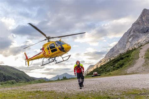 Elicottero Delle Operazioni Di Ricerca In Marmolada Images Media