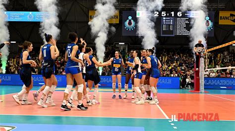 Il PalaBanca Festeggia Con L Italvolley 3 0 Alla Svezia