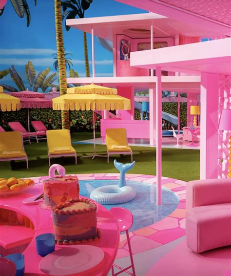 Barbie DreamHouse Tour: A Fuchsia Fantasy - Nikki's Plate