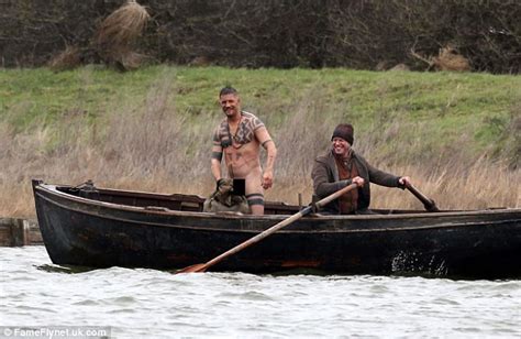 Tom Hardy è completamente nudo sul set di Taboo