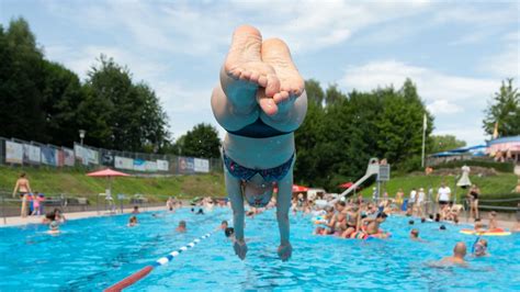 Schwimmen in Düsseldorf Freibad im Rheinbad startet in Saison