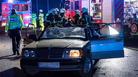 Schwerer Unfall Auf A3 Mensch In Auto Eingeklemmt Mehrere Verletze