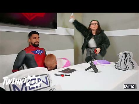 La convención Anal Cumbat se convierte en una sesión de sexo salvaje