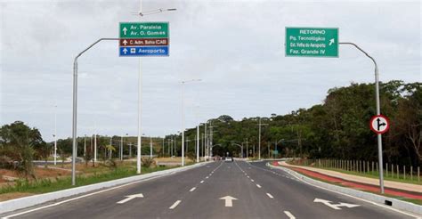 Trio rouba carro troca tiros PMs abandona veículo e consegue