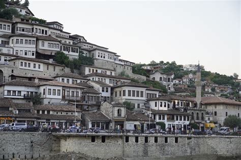 Berat Stadt Der Tausend Fenster Weltoffener De Der Reiseblog