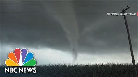 Watch Tornadoes Touch Down In Illinois Youtube