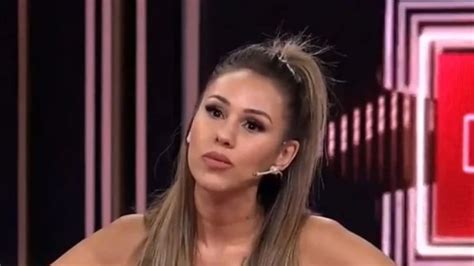 Barby Silenzi posó en varias fotos en bikini ultra cavado de espaldas a