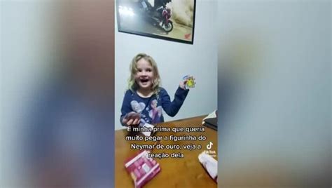 Menina Encontra Figurinha De Ouro Do Neymar E Chama A Aten O Do