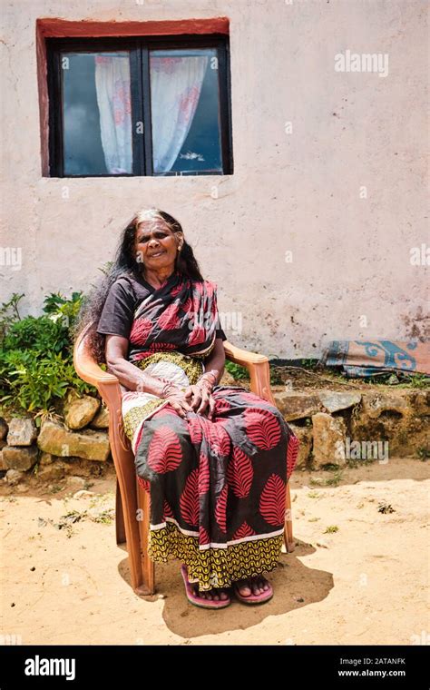 Vieille Femme Assise Sur Une Chaise Banque De Photographies Et Dimages