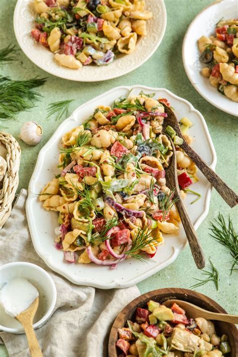 Frisse Pastasalade Met Tahin Zongedroogde Tomaat Dille En Artisjok