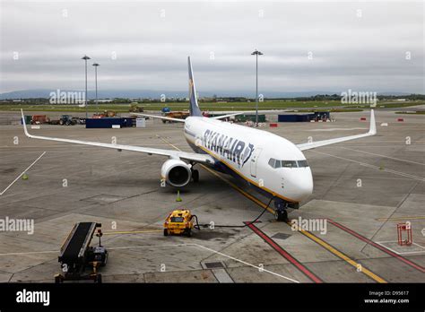 ryanair boeing 737 ei-dlf dublin airport terminal 1 ireland Stock Photo ...