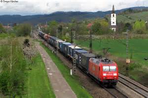 145 008 9 mit einem Containerzug Richtung Süden bei Denzlingen am