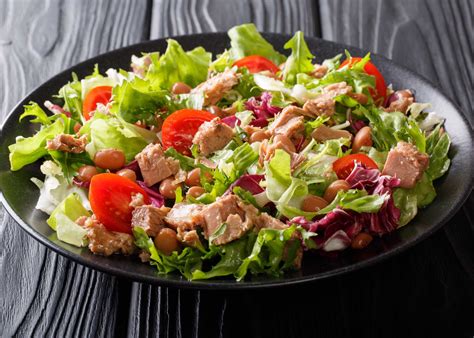 Salada de atum uma refeição rápida e deliciosa