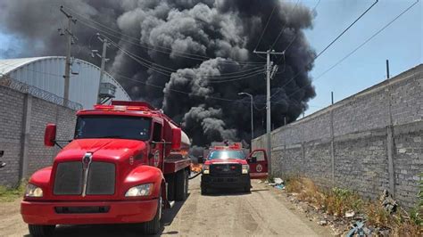 Incendio en pastizal se sale de control y alcanza bodega con plástico