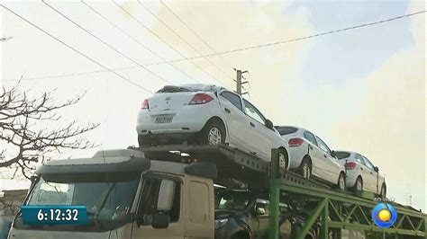 Caminhão cegonha fica preso embaixo de viaduto e deixa trânsito lento