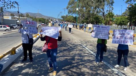 Antimotines desalojan a estudiantes y maestros normalistas que exigían