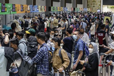 Foto Penumpang Bandara Soekarno Hatta Tembus 150 000 Orang Pecah Rekor