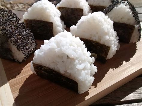 Onigiri de Salmão Fumado Iguaria Receita e Culinária