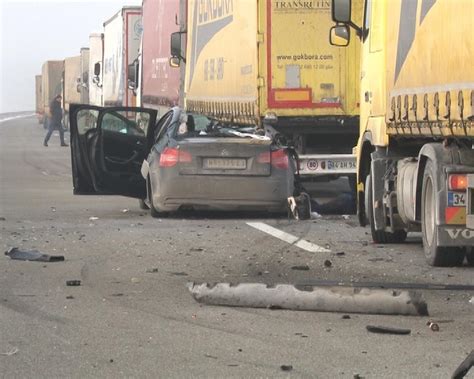 Nesre A Na Autoputu Automobil Se Zakucao U Kamion Poginule Dve Osobe