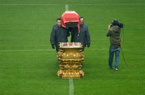 Eusebio: Portugal says goodbye to football legend | CNN