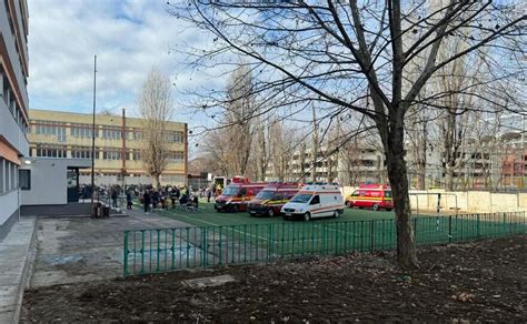 Zeci de elevi de la un liceu din Capitală au ajuns la spital după ce un