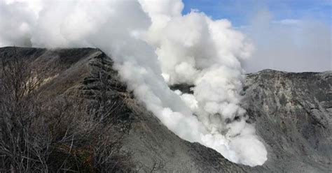 Volc N Turrialba Lanza Fuerte Erupci N De Ceniza