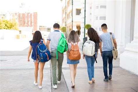 Adolescents Allant à Lécole Image Stock Image Du Latin Amis 123571995