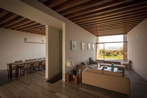 Gallery of Vargas House / Isaac Broid Arquitecto - 2