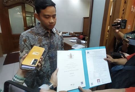 Tunjukkan Bukti Asli Gibran Rakabuming Raka Bantah Tuduhan Ijazah Palsu