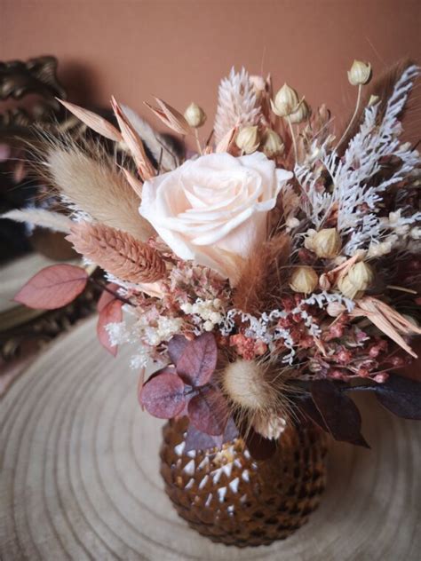 Petit bouquet de fleurs séchées pêche crème brun avec vase