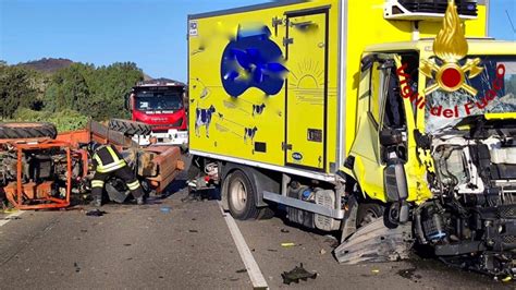 Scontro Camion Trattore Un Ferito Grave