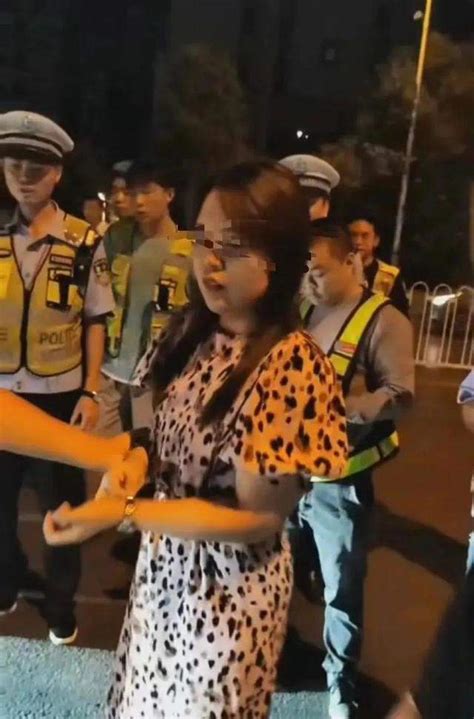 宝马女司机醉驾撞人，拖行一公里：我怒了，不是因为仇富 警方通报女司机撞人拖行：系醉驾 男子被后车撞倒 起身发现司机是女友 高跟鞋