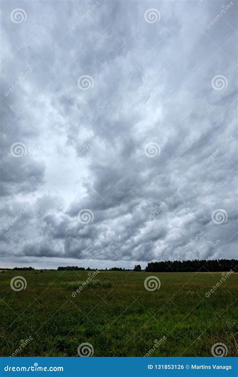 Nuvens De Tempestade Que Formam Sobre O Campo Foto De Stock Imagem De