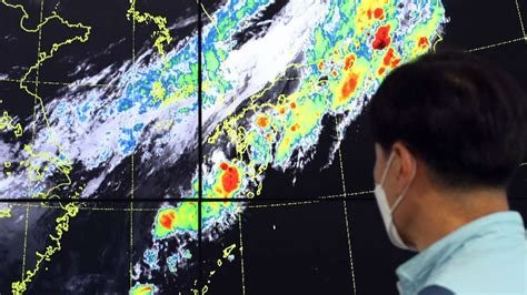 Heftiger Taifun nähert sich Japans Urlaubsparadies Okinawa