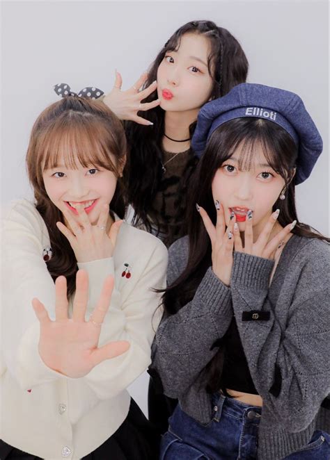 Loona Chuu Choerry And Yeojin Odd Eyes Olivia Hye Group Photos Debut