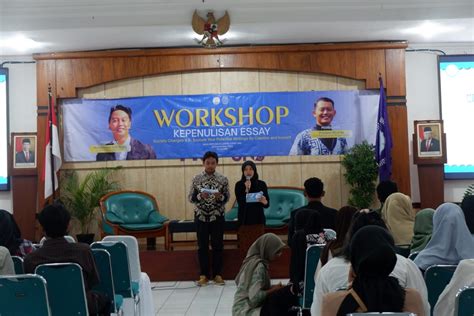 WORKSHOP KEPENULISAN ESAI Himpunan Mahasiswa Prodi Pendidikan Sejarah