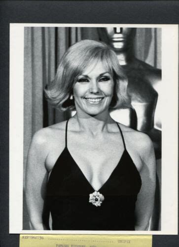 Sexy Kim Novak At The 1979 Academy Awards In Front Of Oscar Statue Ebay