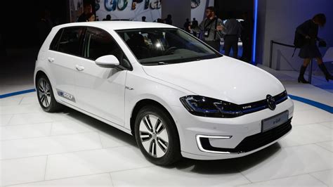 Volkswagen introduces a freshened 2017 e-Golf with a bigger battery ...