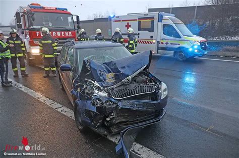 O Pkw Kracht Auf A Bei Pichl Bei Wels In Kastenwagen