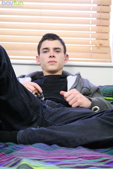 Sexy Horny Twink Aaron Aurora Stroking His Hard Cock Porno Fotos XXX