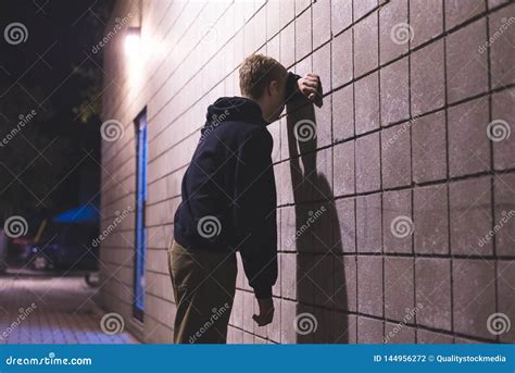 Position D Adolescent De Renversement Dans Une All E Photo Stock