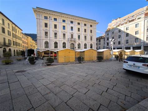 Pista Del Ghiaccio Mercatino E Luminarie Tutto Pronto Per Il Natale A