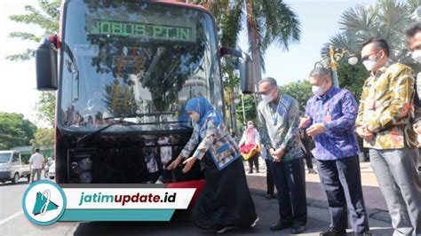 Gubernur Jawa Timur Luncurkan Bus Listrik Merah Putih Produksi Pt Inka