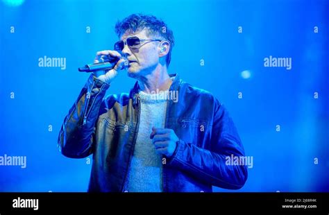 Morten Harket Cantante De La Banda Pop A Ha Toca En Directo En El