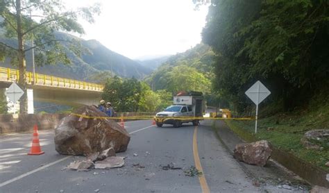 Vía Bogotá Villavicencio Cerrada Por Deslizamientos De Tierra Tras