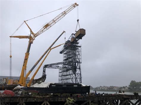 La Grue Noire Tour Eiffel Nantaise Tr Ne De Nouveau Dans Le